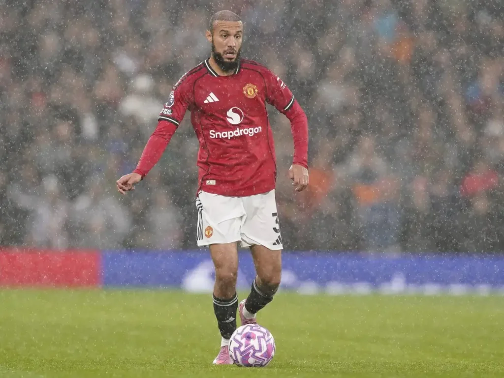 12BET:曼联右路再陷危机马兹拉维恐缺阵